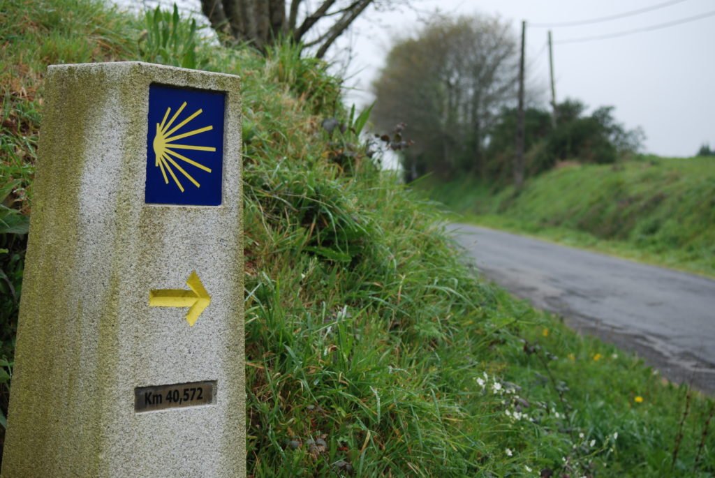 Señalizacion indicandonos los kilometros restantes para la finalizacion del camino Ingles hacia Santiago