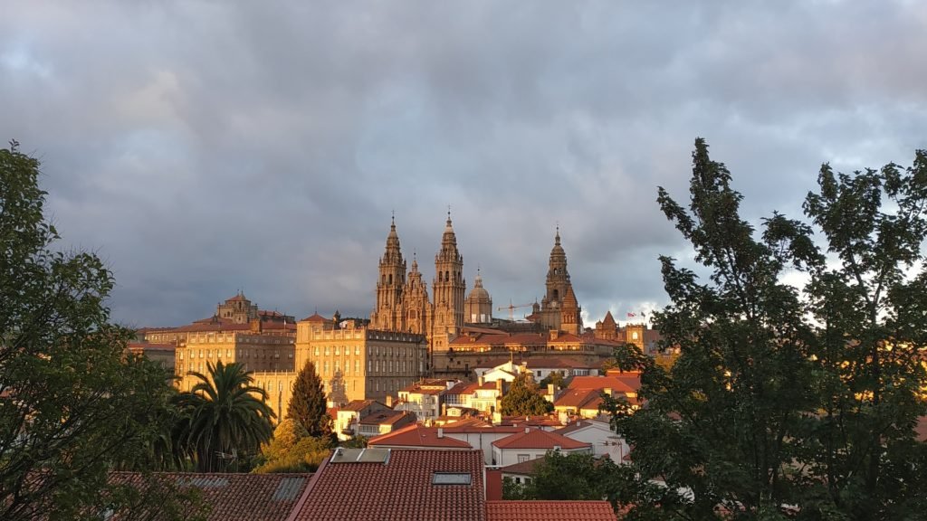 Vista a lo lejos de Santiago de Compostela